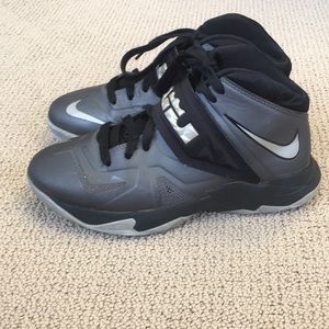 lebron shoes velcro